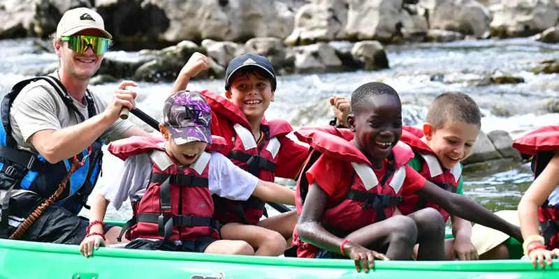 Guide accompagnant des enfants durant la descente de l'Ardèche en canoë kayak