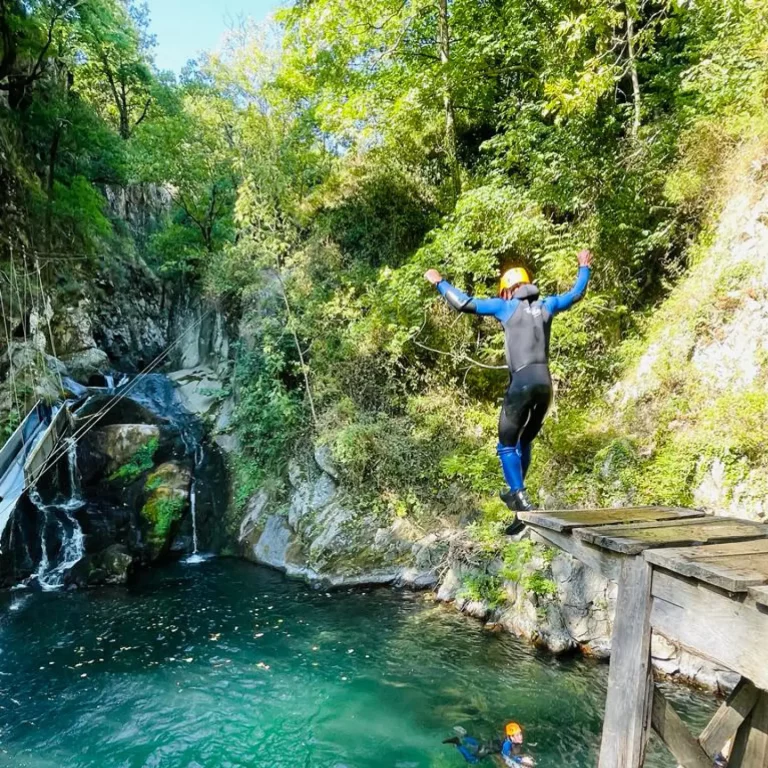 Enfant en plein saut durant une sortie canyoning en Ardèche