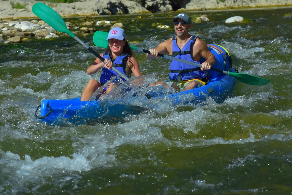 Couple faisant une grande descente de l'Ardèche en canoë kayak